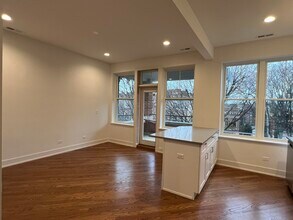 2205 W Iowa St, Unit 3F in Chicago, IL - Building Photo - Building Photo