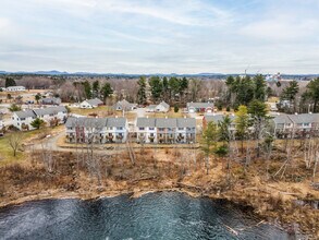 39 River Village Dr in Milford, ME - Foto de edificio - Building Photo