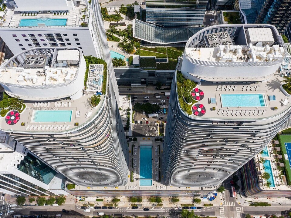 45 SW 9th St, Unit 2709 in Miami, FL - Foto de edificio