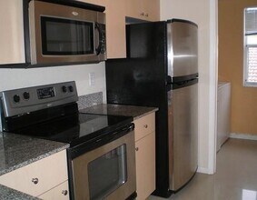 2544 Centergate Dr in Miramar, FL - Building Photo - Building Photo