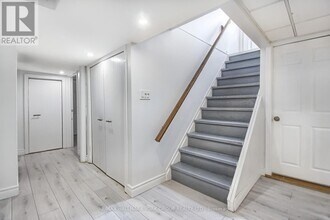 37 Stoddart Dr in Aurora, ON - Building Photo - Building Photo