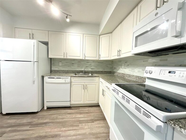 9357 SW 77th Ave in Miami, FL - Building Photo