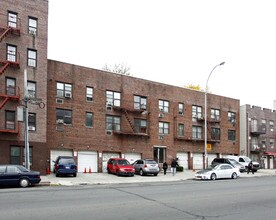 1545 White Plains Rd in Bronx, NY - Foto de edificio - Building Photo