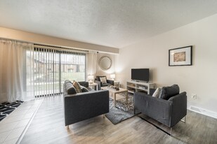 6615 Center St in Mentor, OH - Building Photo