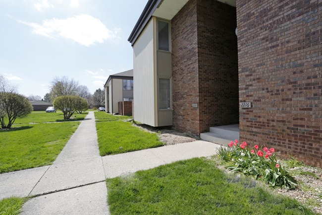 Westchester Townhouses in Springfield, IL - Foto de edificio - Building Photo
