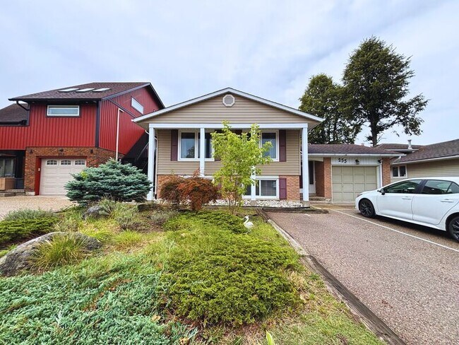 255 Blackhorne Dr in Kitchener, ON - Building Photo - Building Photo