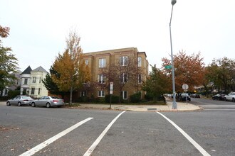 1302 S St SE in Washington, DC - Foto de edificio - Building Photo