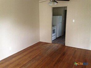 1021 Haynes St in San Marcos, TX - Foto de edificio - Building Photo