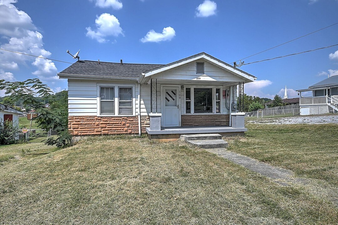 109 Bettie St in Johnson City, TN - Building Photo