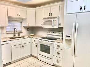 9410 N Hollybrook Lake Dr in Pembroke Pines, FL - Building Photo - Building Photo