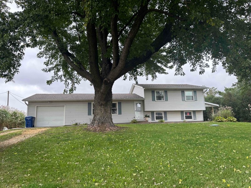 4728 Harts Mill Rd in Clinton, IA - Building Photo