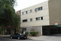 8211 Owensmouth Ave in Canoga Park, CA - Building Photo - Building Photo