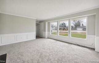 40960 W 10 Mile Rd in Novi, MI - Building Photo