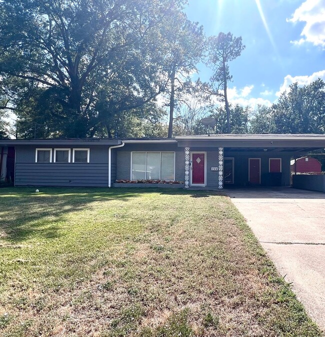 property at 734 Woodmont Pl