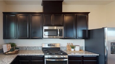 1272 Arriaga Way in Woodland, CA - Foto de edificio - Building Photo