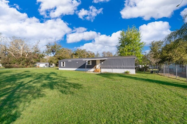 101 Caroline Ave in Lady Lake, FL - Building Photo - Building Photo