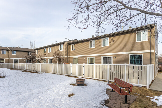 2574 79 St NW in Edmonton, AB - Building Photo - Building Photo