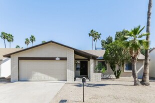 10308 W Calle Del Oro in Phoenix, AZ - Building Photo
