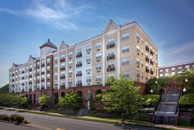 1100 Avalon St in Glen Cove, NY - Building Photo