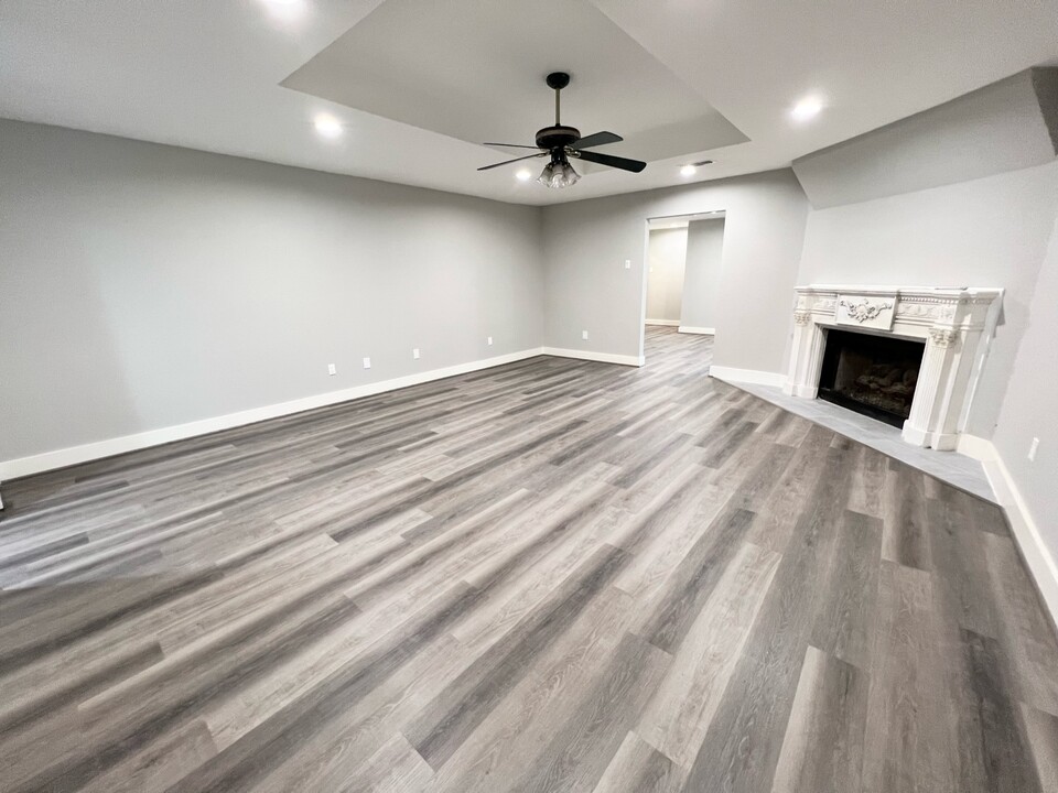 8314 Cherry Blossom Dr in Highlands, TX - Foto de edificio