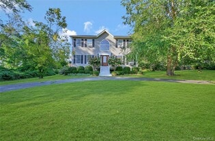 215 Kouros Rd in New Suffolk, NY - Building Photo