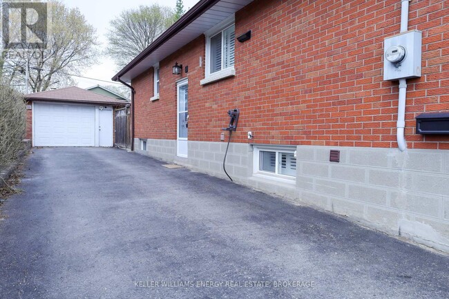 242 Chadburn St in Oshawa, ON - Building Photo - Building Photo