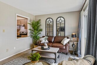 Westpark Townhomes in Indianapolis, IN - Foto de edificio - Building Photo