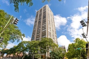 70 W Burton Pl in Chicago, IL - Building Photo