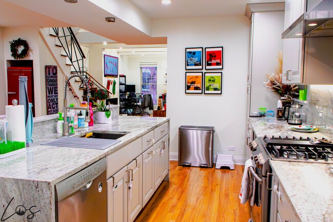 1023 N Winchester Ave, Unit 2 in Chicago, IL - Foto de edificio - Building Photo