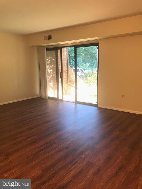 10724 West Dr-Unit -101 in Fairfax, VA - Building Photo