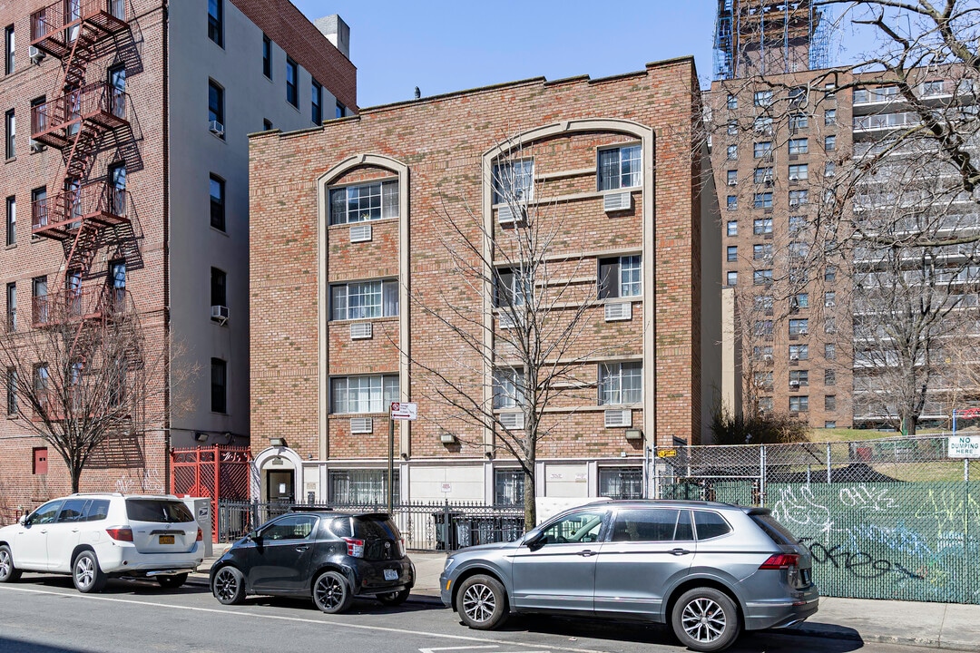 2135 Crotona Ave in Bronx, NY - Building Photo