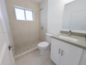 2000 NW 29th St in Miami, FL - Building Photo - Building Photo