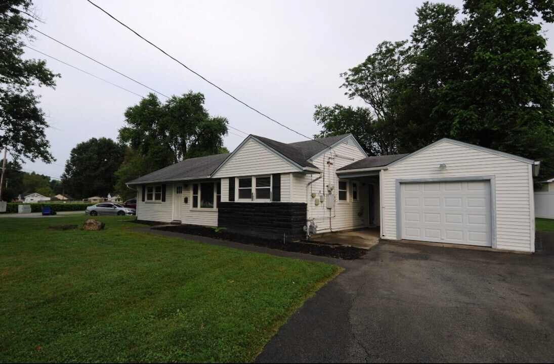 5501 Brokers Tip Ln in Louisville, KY - Building Photo