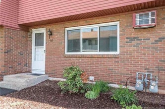 132 Churchill Dr in Newington, CT - Building Photo - Building Photo