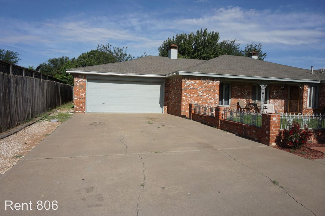 7904 Aberdeen Ave in Lubbock, TX - Building Photo