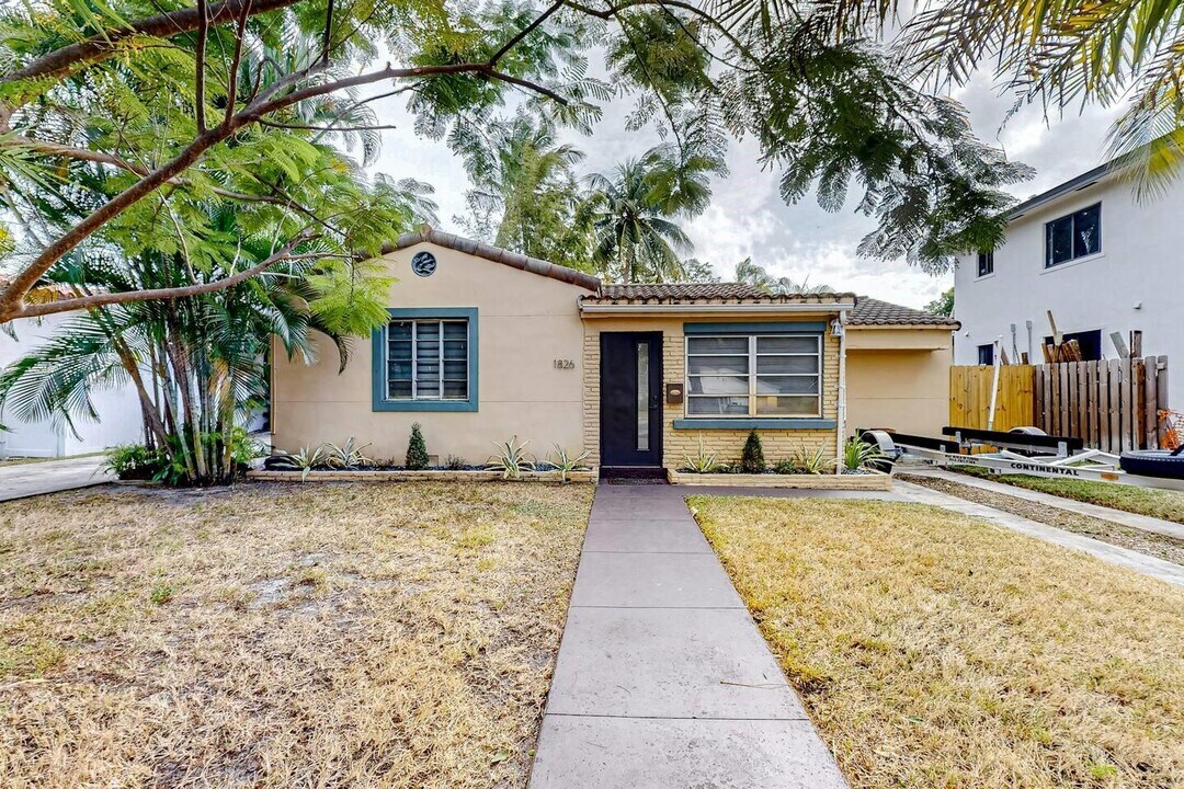 1826 Thomas St in Hollywood, FL - Building Photo