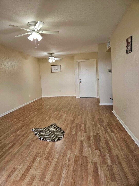8433 Hearth Dr in Houston, TX - Building Photo