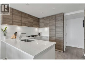 7358 Edmonds St in Burnaby, BC - Building Photo