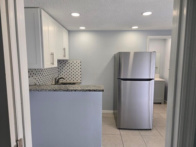 513 Greynolds Cir in Lantana, FL - Building Photo - Building Photo