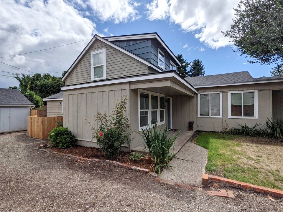 112 E Hillcrest Dr in Eugene, OR - Building Photo