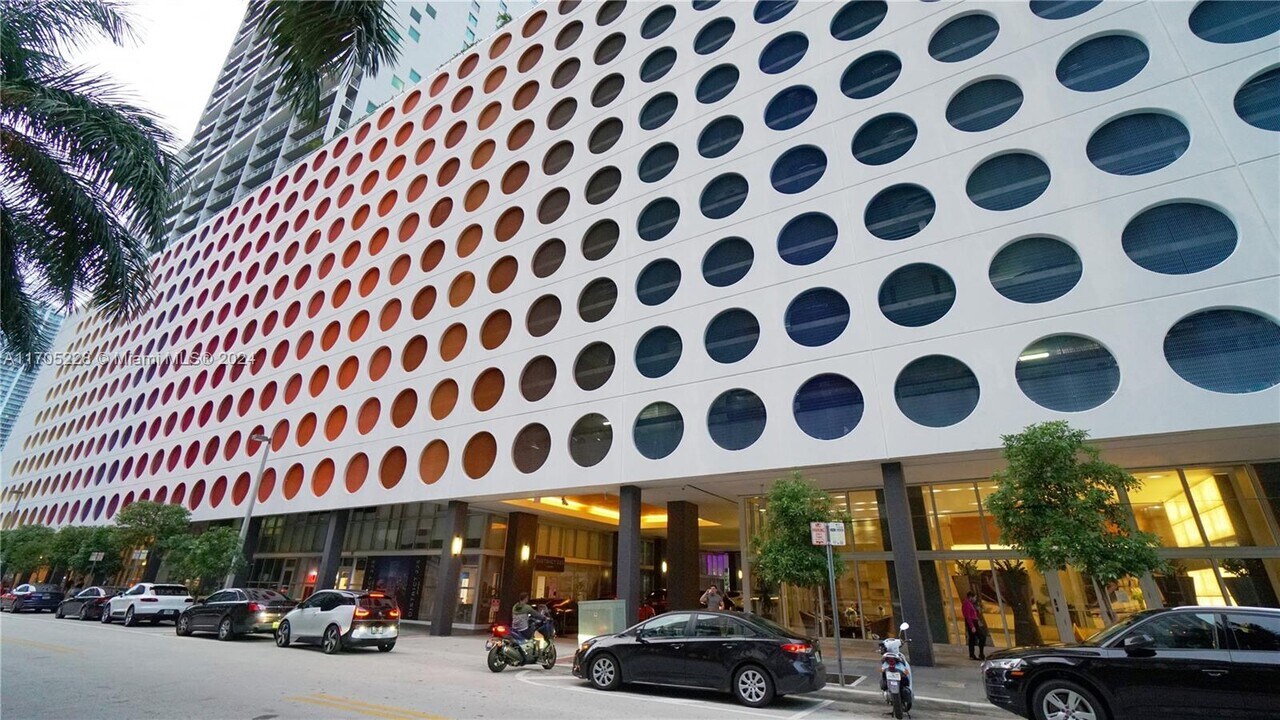 500 Brickell Ave, Unit 2707 in Miami, FL - Foto de edificio