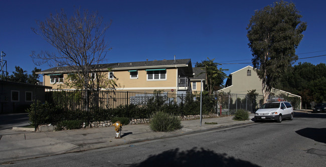 Pisgah Village in Los Angeles, CA - Foto de edificio - Building Photo