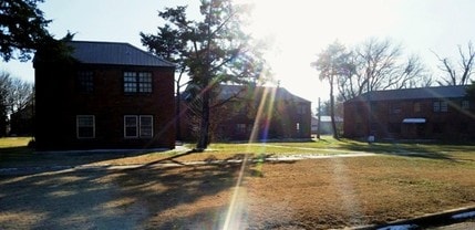 Pine Maple Apartments in Duncan, OK - Building Photo - Building Photo
