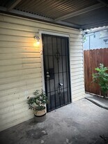 739 E Ashby Pl in San Antonio, TX - Building Photo