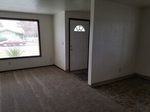 2415-2425-2425 Wooddale Ave NE in Salem, OR - Building Photo - Building Photo