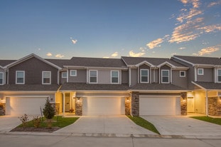 Village at The Grove Townhomes in West Des Moines, IA - Building Photo