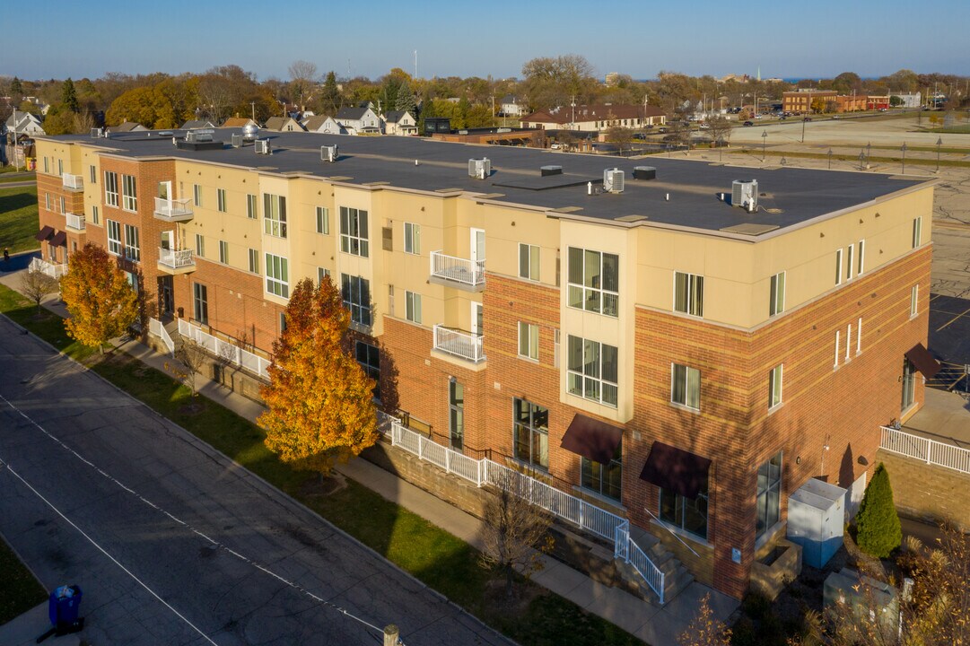 Uptown Brass Apartments in Kenosha, WI - Foto de edificio