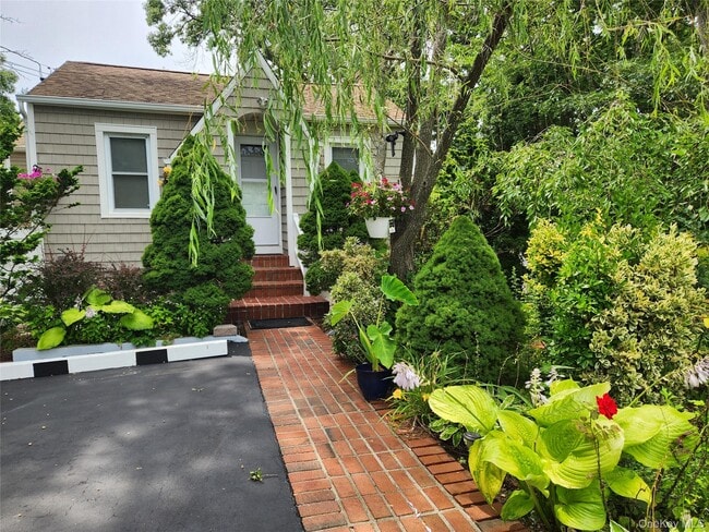 26 Long Beach Dr in Sound Beach, NY - Building Photo - Building Photo