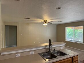 450 Carriage Way in Kyle, TX - Building Photo - Building Photo