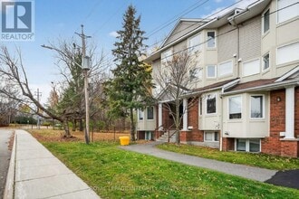 1400 Wildberry Ct in Ottawa, ON - Building Photo - Building Photo